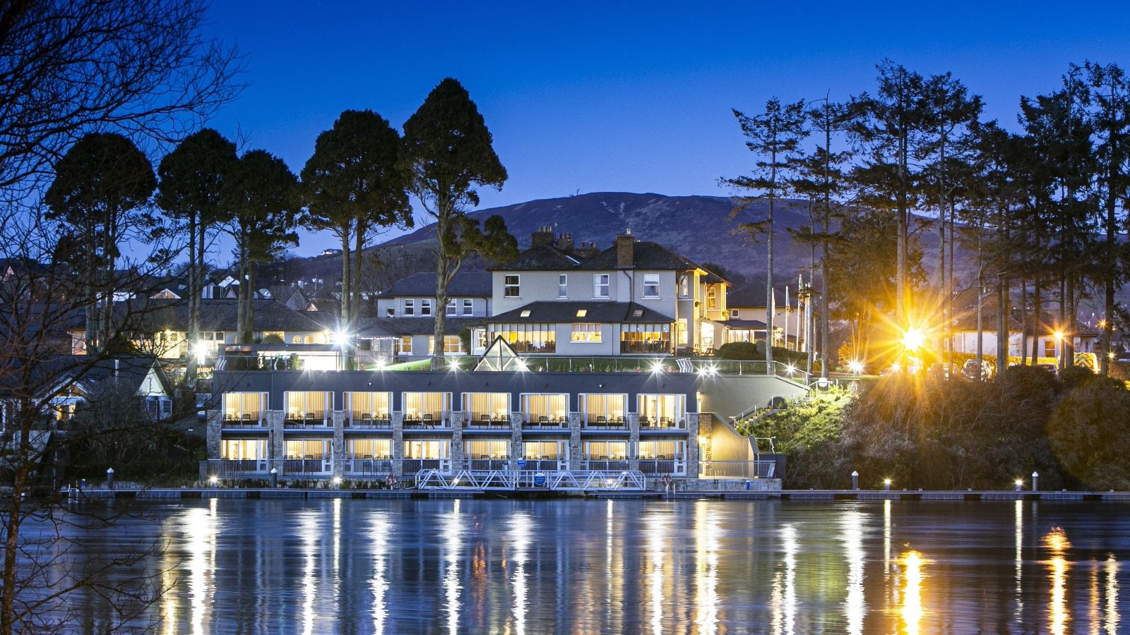 bannière au bord de l'eau de l'hôtel au bord du lac