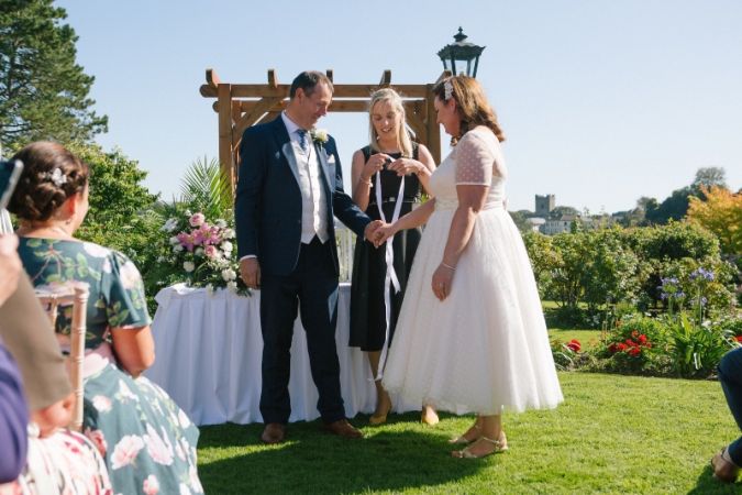 celebrante de la boda en el interior